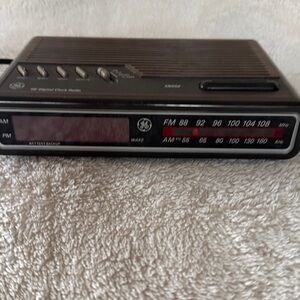 WORKING Vintage GE Model 7-4612A Woodgrain Digital Alarm Clock Radio AM/FM D1